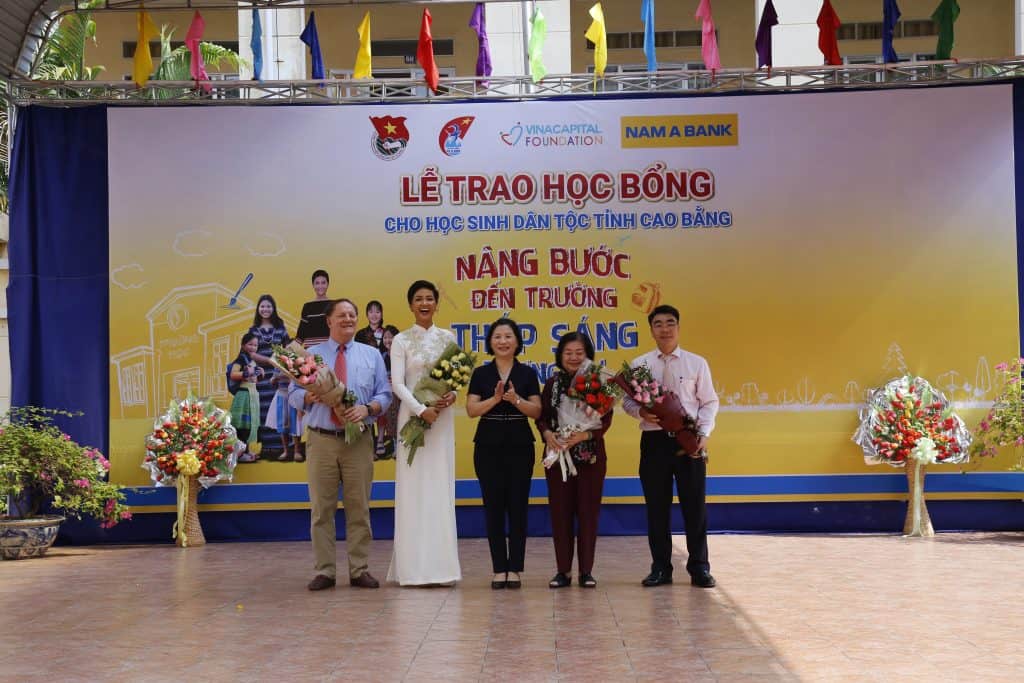 A Brighter Path – Scholarship Award Ceremony For Ethnic Students in Cao Bang Province in The Campaign Path to Schools – Brighten Up The Future