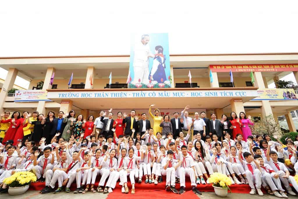 Helping children go to school and light up the future for ethnic students in the coastal areas and islands of Quang Ninh with VinaCapital Foundation