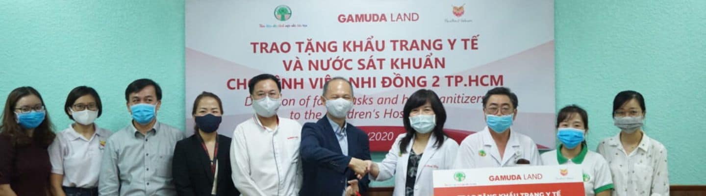 Gamuda Land HCMC và VCF trao tặng 35 000 khẩu trang y tế và 200 chai nước sát khuẩn cho các bệnh viện