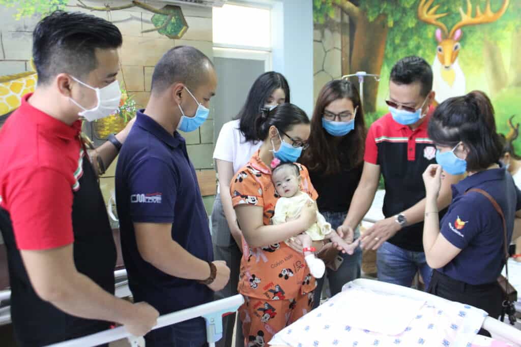 Huyndai Walk’s event organizers visit baby Vo Kha Han at University Medical Center HCMC