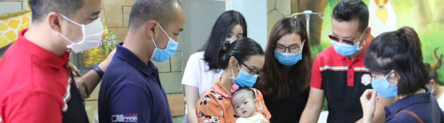 Đại diện Ban tổ chức Sự kiện Hyundai Walk 1 và VCF thăm bé Võ Khả Hân tại BV ĐH Y Dược TP HCM