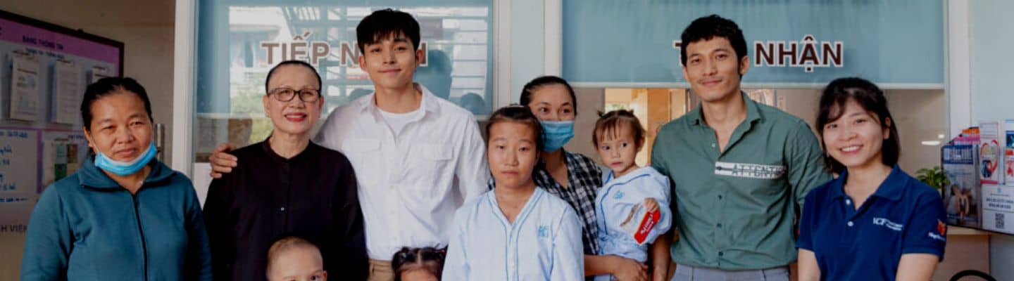 Artists Jun Pham & Lien Binh Phat visit children with congenital heart defects at University Medical Center HCMC