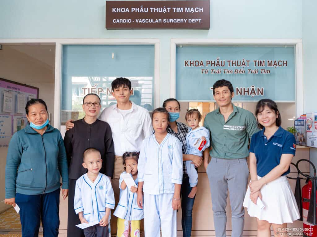 Artists Jun Pham & Lien Binh Phat visit children with congenital heart defects at University Medical Center HCMC