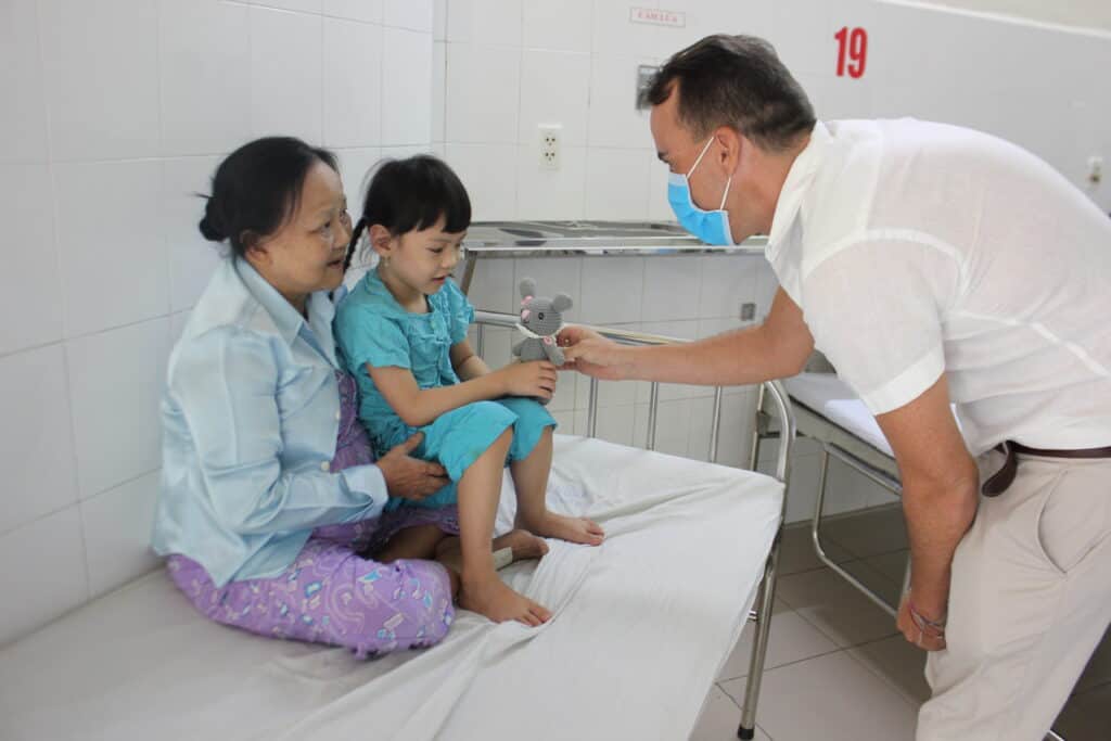 Fusion Hotel Group’s visit to children with congenital heart defects at Da Nang Hospital for Women and Children