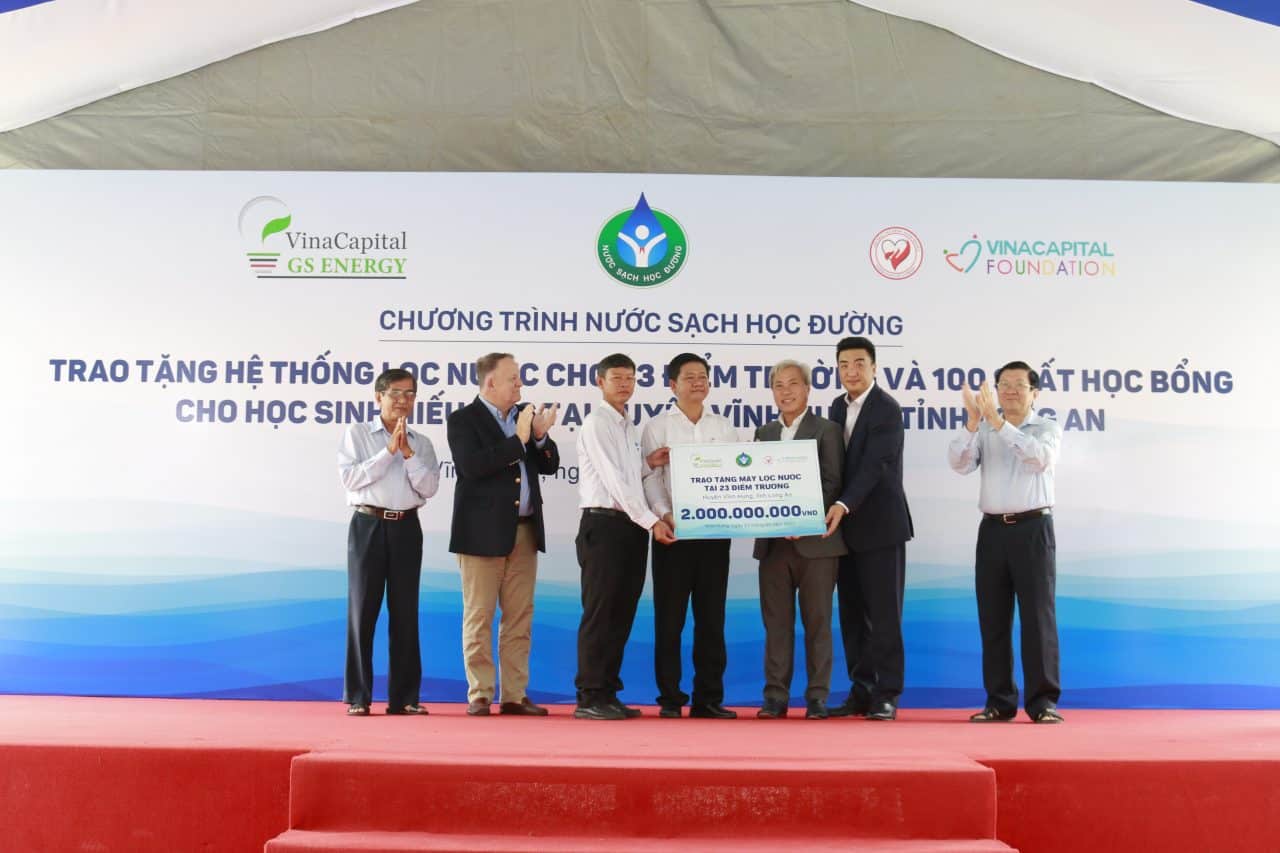 49 Water Filtration Systems In 23 Schools Valued 2 Billion VND And 100 Scholarships Granted To Vinh Hung District, Long An Province