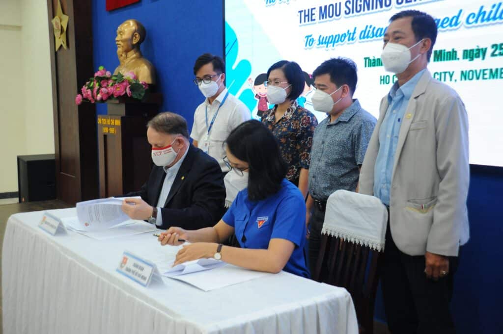Launching the program “Care to Rise – Yêu thương nâng bước” to support disadvantaged children affected by the Covid-19 pandemic