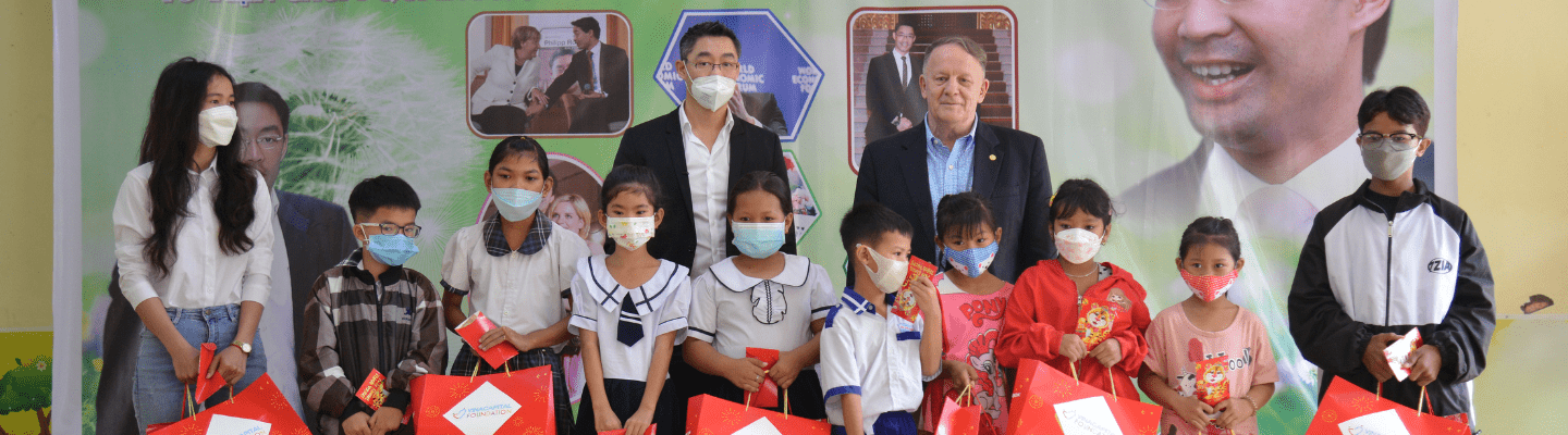 Tiến sĩ Philipp Rösler và VinaCapital Foundation đến thăm và trao quà cho trại trẻ mồ côi tại tỉnh Sóc Trăng