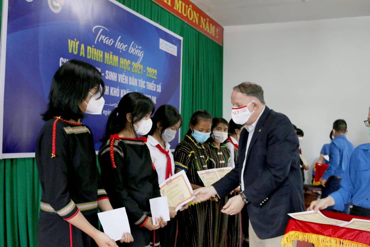 Hand over 120 scholarships for ethnic minority students in Dak Lak province