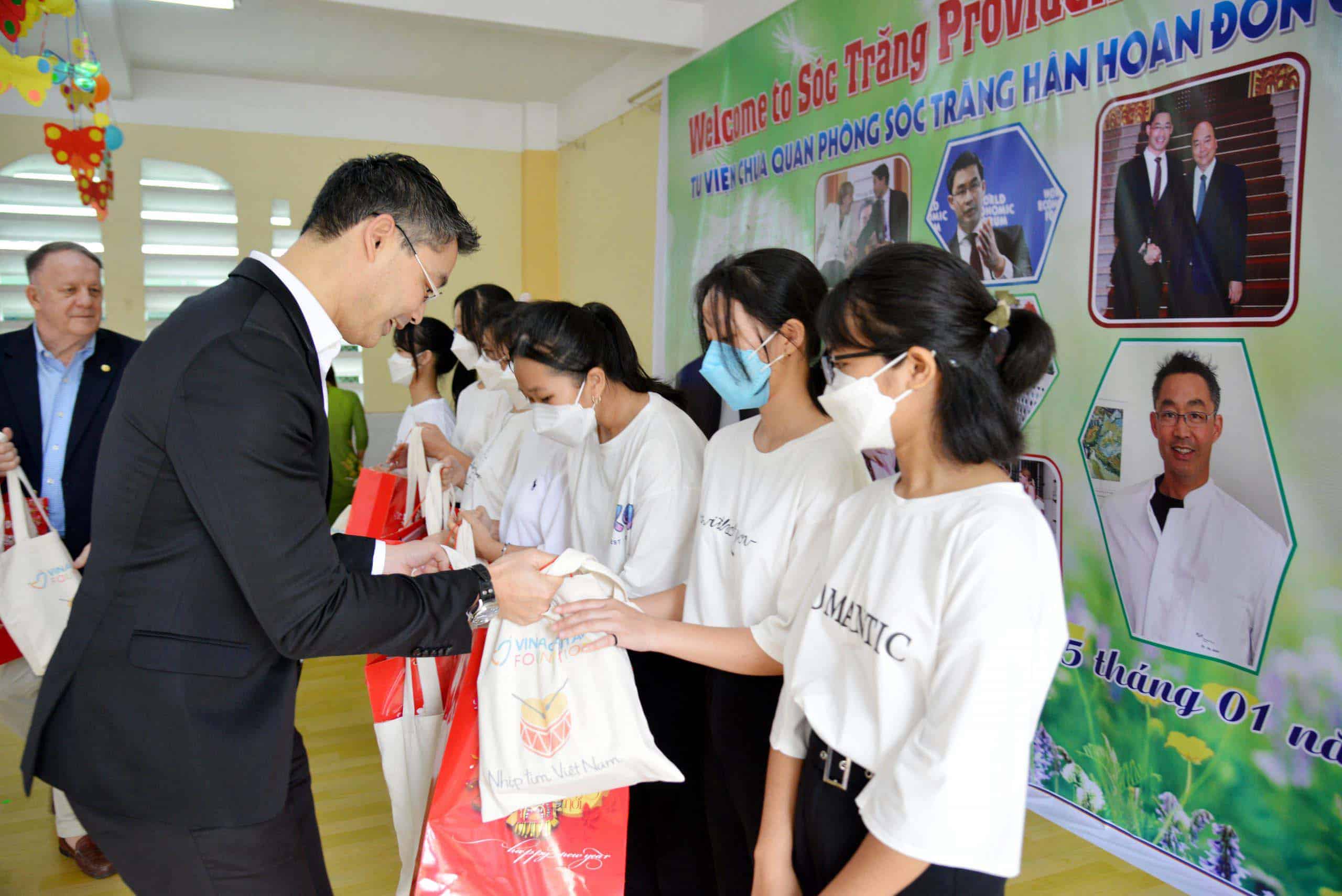 Dr. Philipp Rösler and VinaCapital Foundation visited and donated to an orphanage in Soc Trang province