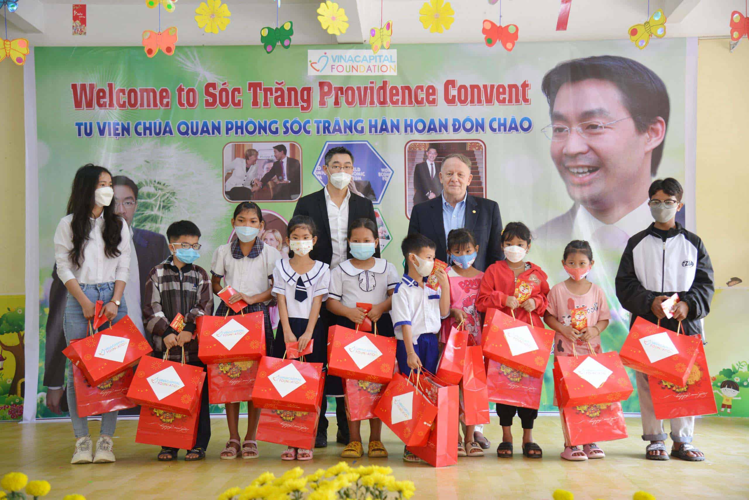 Dr. Philipp Rösler and VinaCapital Foundation visited and donated to an orphanage in Soc Trang province