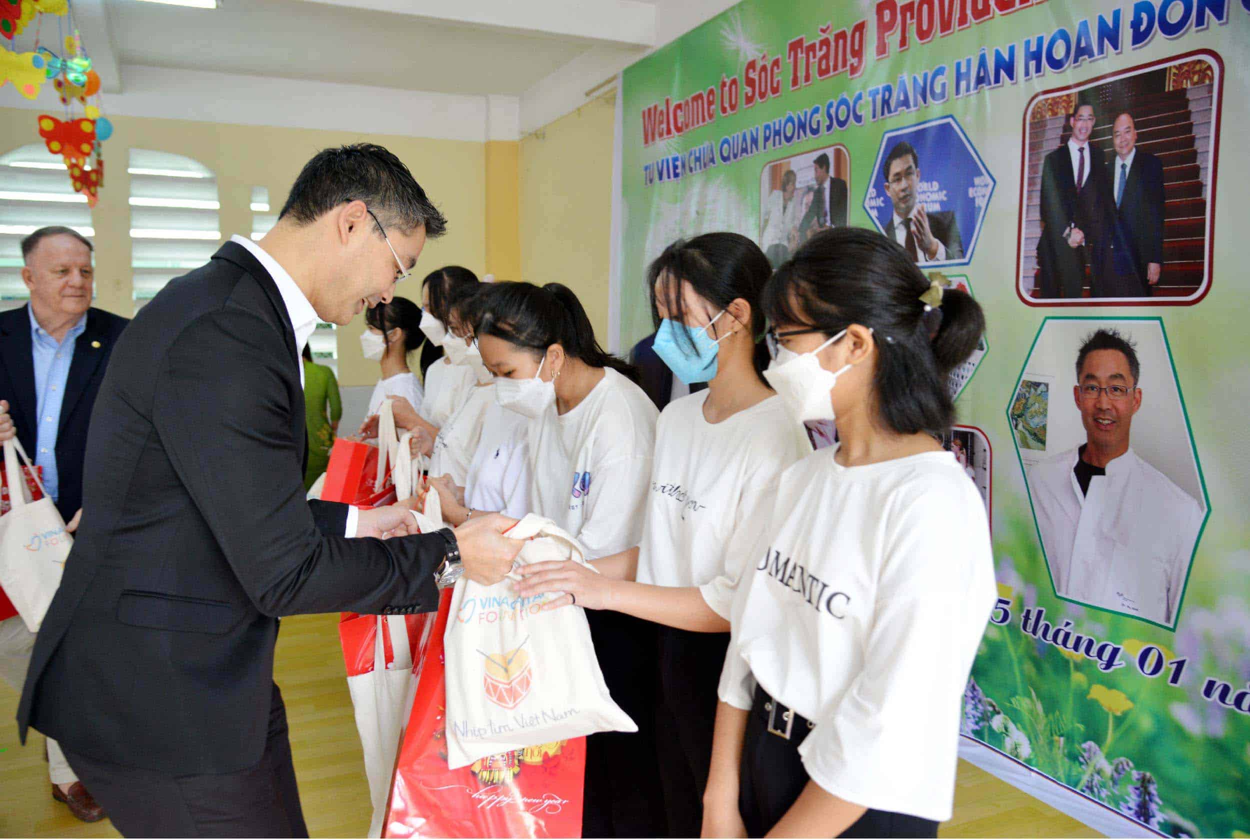 Dr. Philipp Rösler and VinaCapital Foundation visited and donated to an orphanage in Soc Trang province