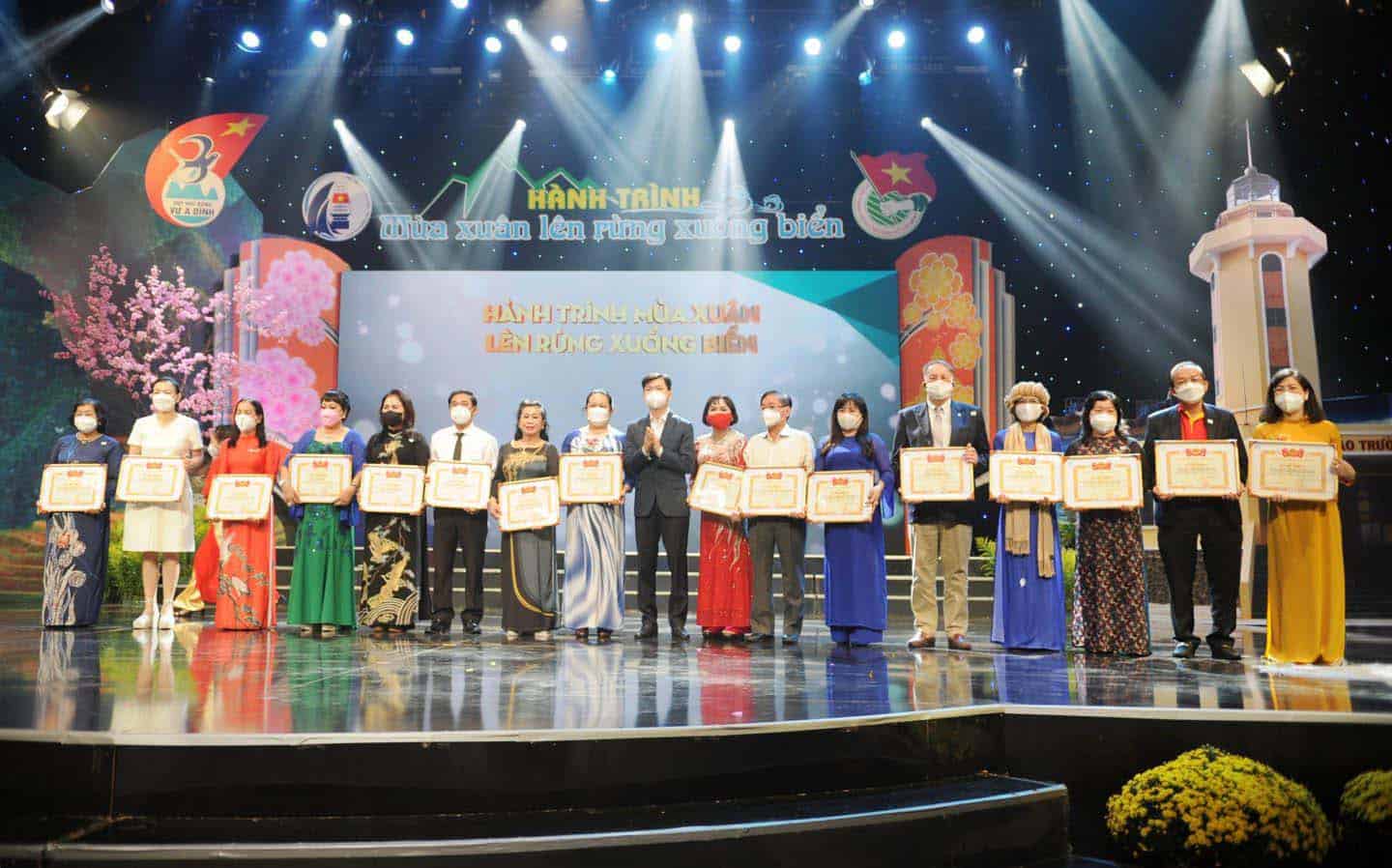 VinaCapital and the VinaCapital Foundation receive the Certificate of Merit for contributions to the Vu A Dinh Scholarship Fund