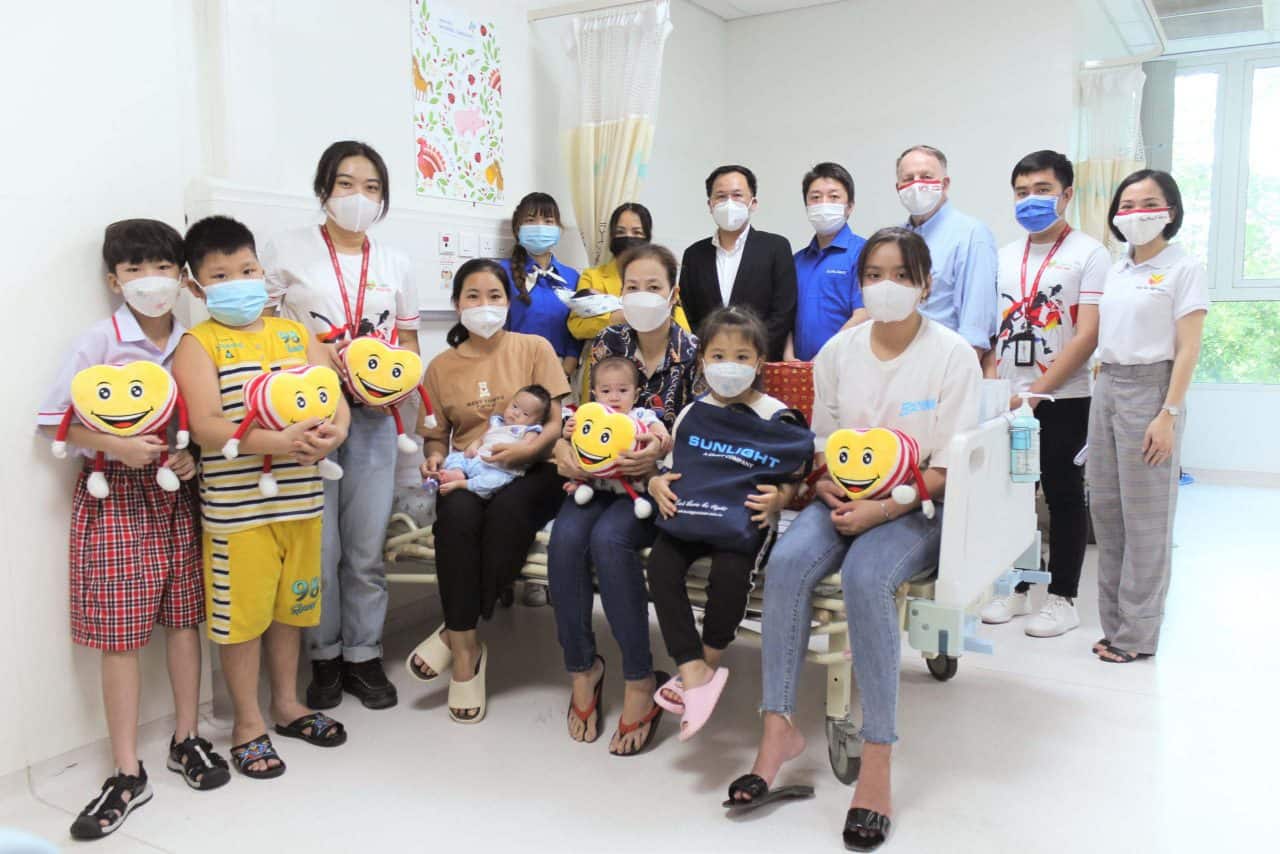 The “2020 Run For The Hearts” donors and the Heartbeat Vietnam program visit heart children in City Children’s Hospital