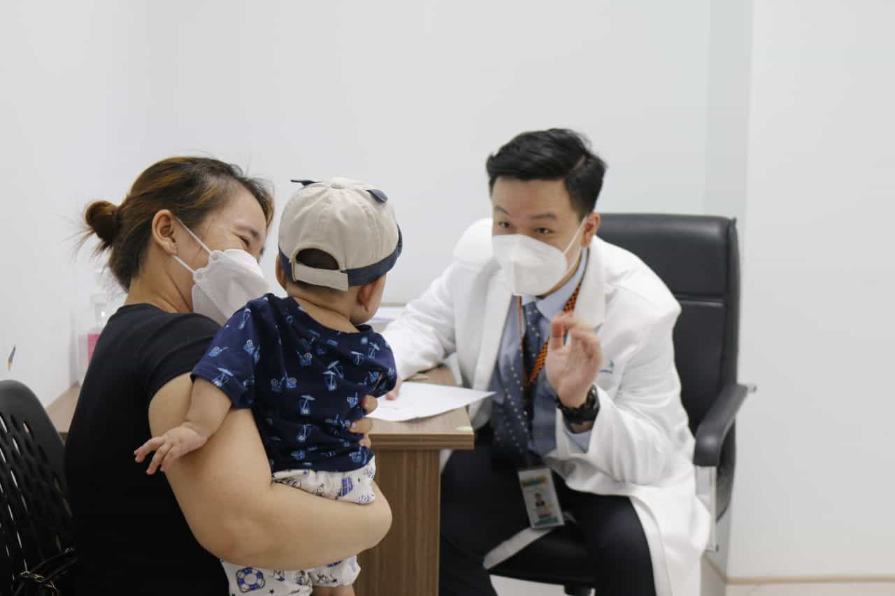 “Care to Rise – Yêu thương Nâng bước” program implements examinations and treatment for children affected by Covid-19
