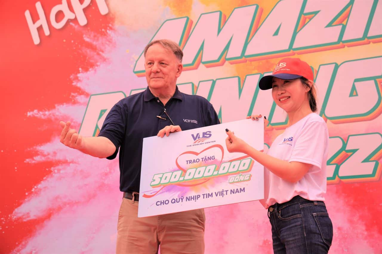 VUS donates 500,000,000 VND to the Heartbeat Vietnam program to support heart surgeries for disadvantaged children