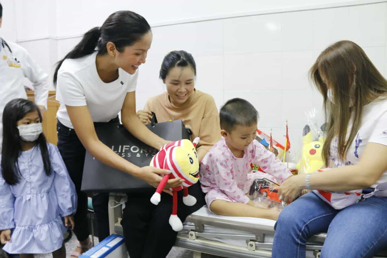 FLG Vietnam and Miss H’Hen Nie visit children with congenital heart defects at Tam Duc Heart Hospital