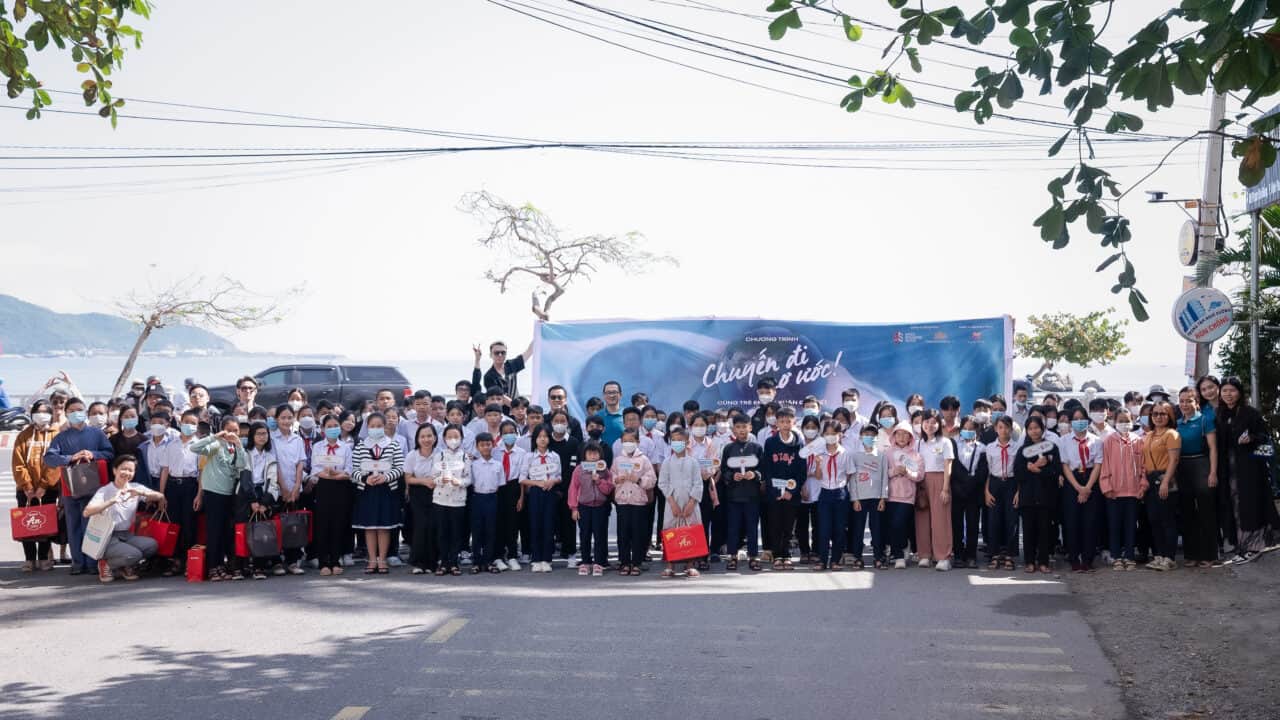 Dream Trip for 100 disadvantaged children in Khanh Hoa province