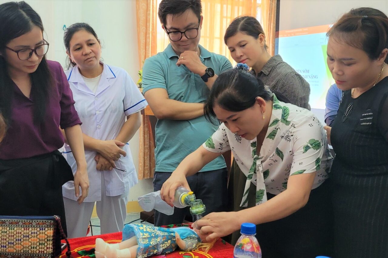 Survive to Thrive program organizes advanced neonatal resuscitation training for Tra Bong District Medical Center, Quang Ngai province