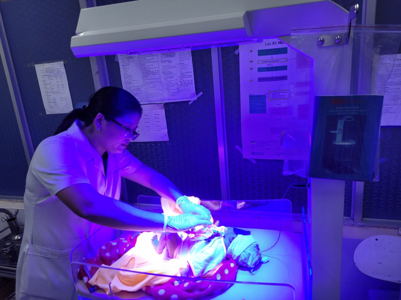 Six “suffocating” hours of battling for the life of a premature newborn who cannot breathe
