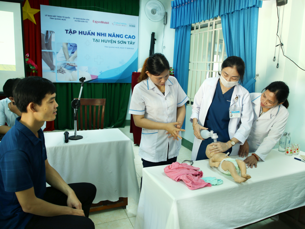 The Survive to Thrive program organizes advanced pediatric resuscitation training for Son Tay District Medical Center, Quang Ngai province