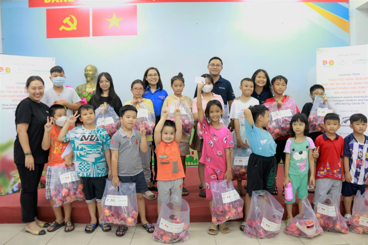 VinaCapital Foundation and the New Zealand Consulate General gifted apples to 200 orphans and disadvantaged children affected by Covid-19