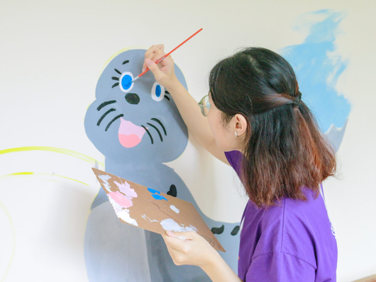 VinaCapital Foundation and FedEx Express bring the “fairy tale world” to pediatric patients