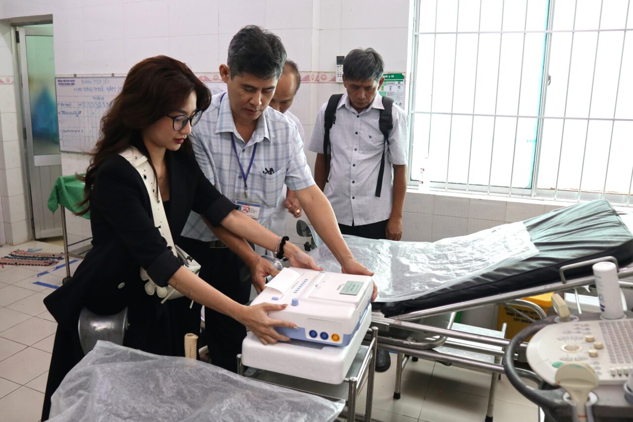 The Survive to Thrive program provides essential neonatal medical equipment and distributes Mid-Autumn gifts to children in Khanh Vinh district, Khanh Hoa province