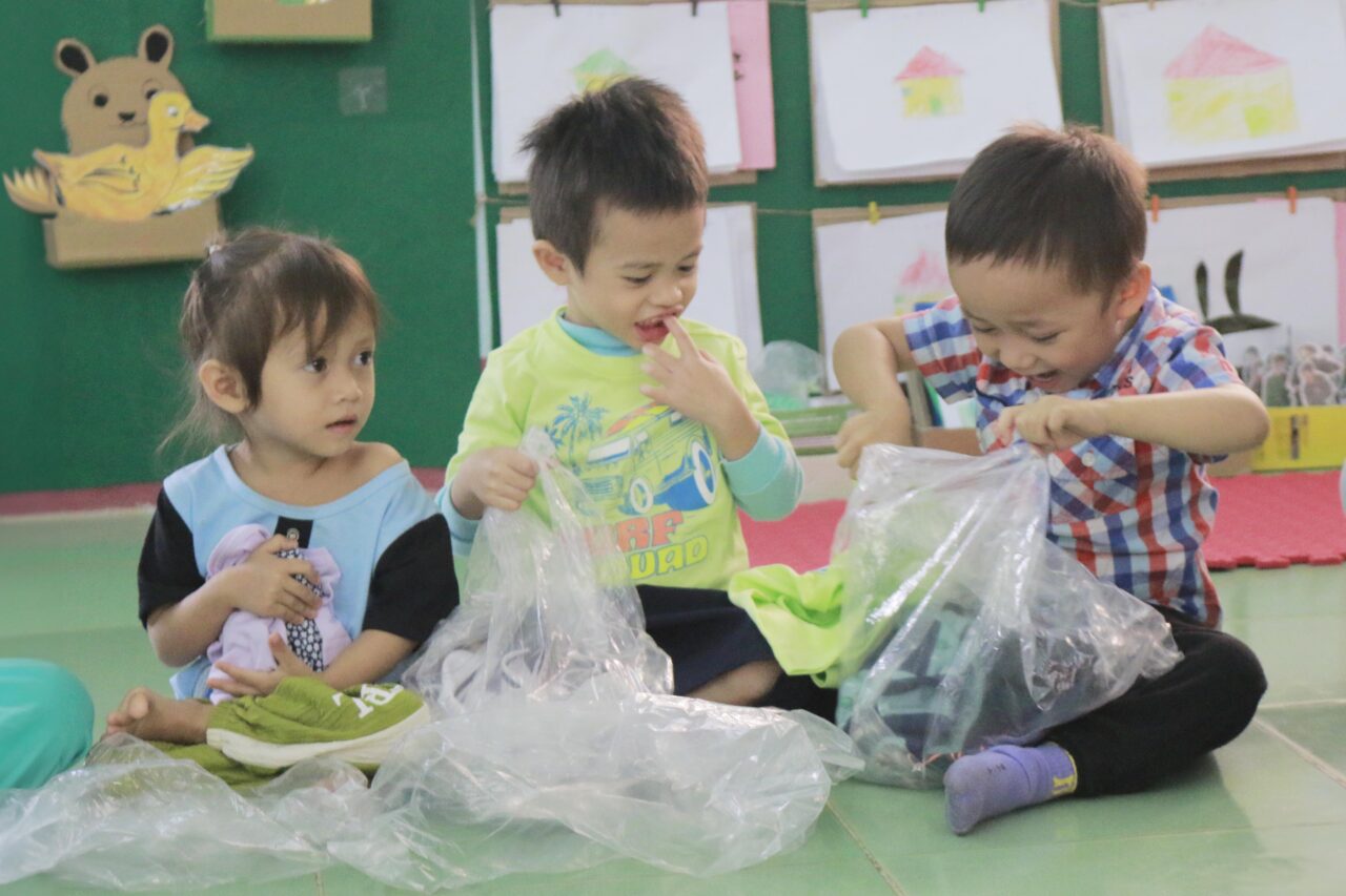 Bringing new clothes to disadvantaged children in the highlands of Quang Ngai province