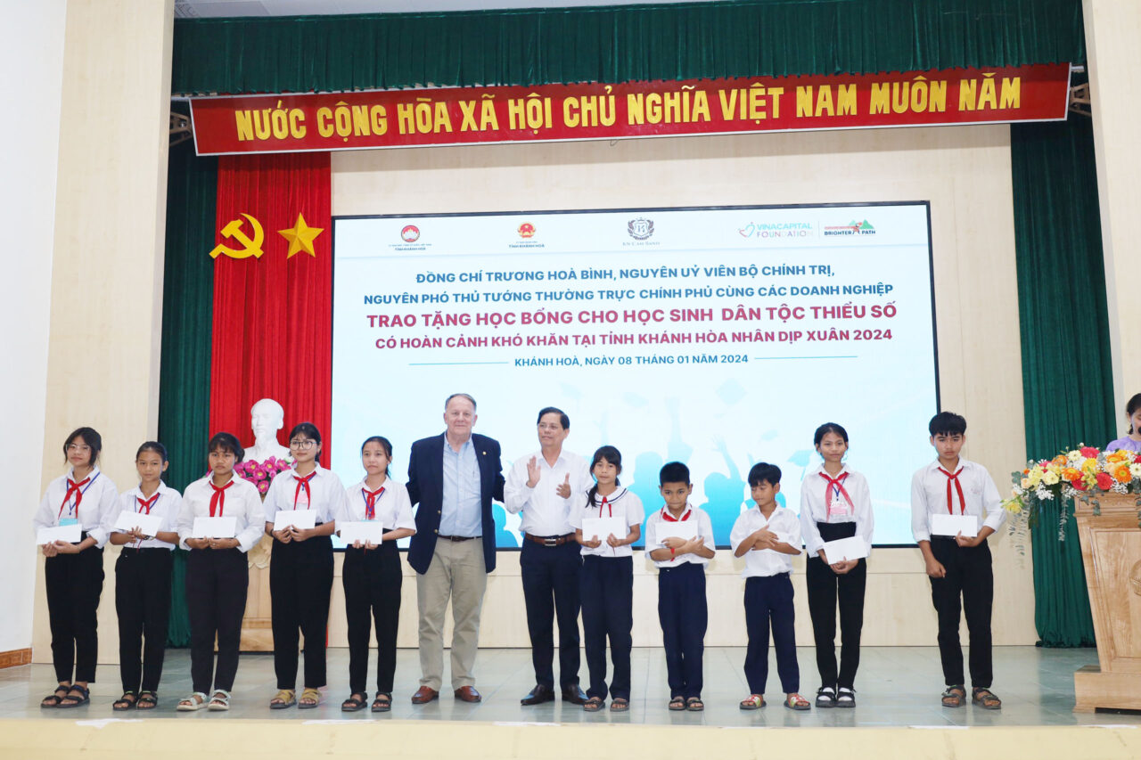 VinaCapital Foundation awarded scholarships to ethnic minority students in Khanh Hoa province on the occasion of the New Year 2024