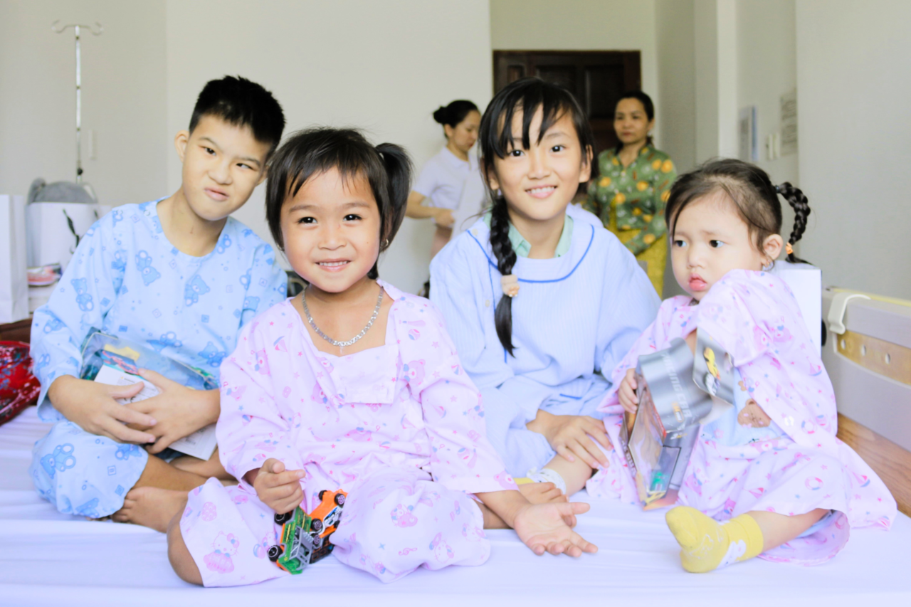 Heartbeat Vietnam and Lapola Jewelry made a heartwarming post-surgery visit to children with congenital heart defects