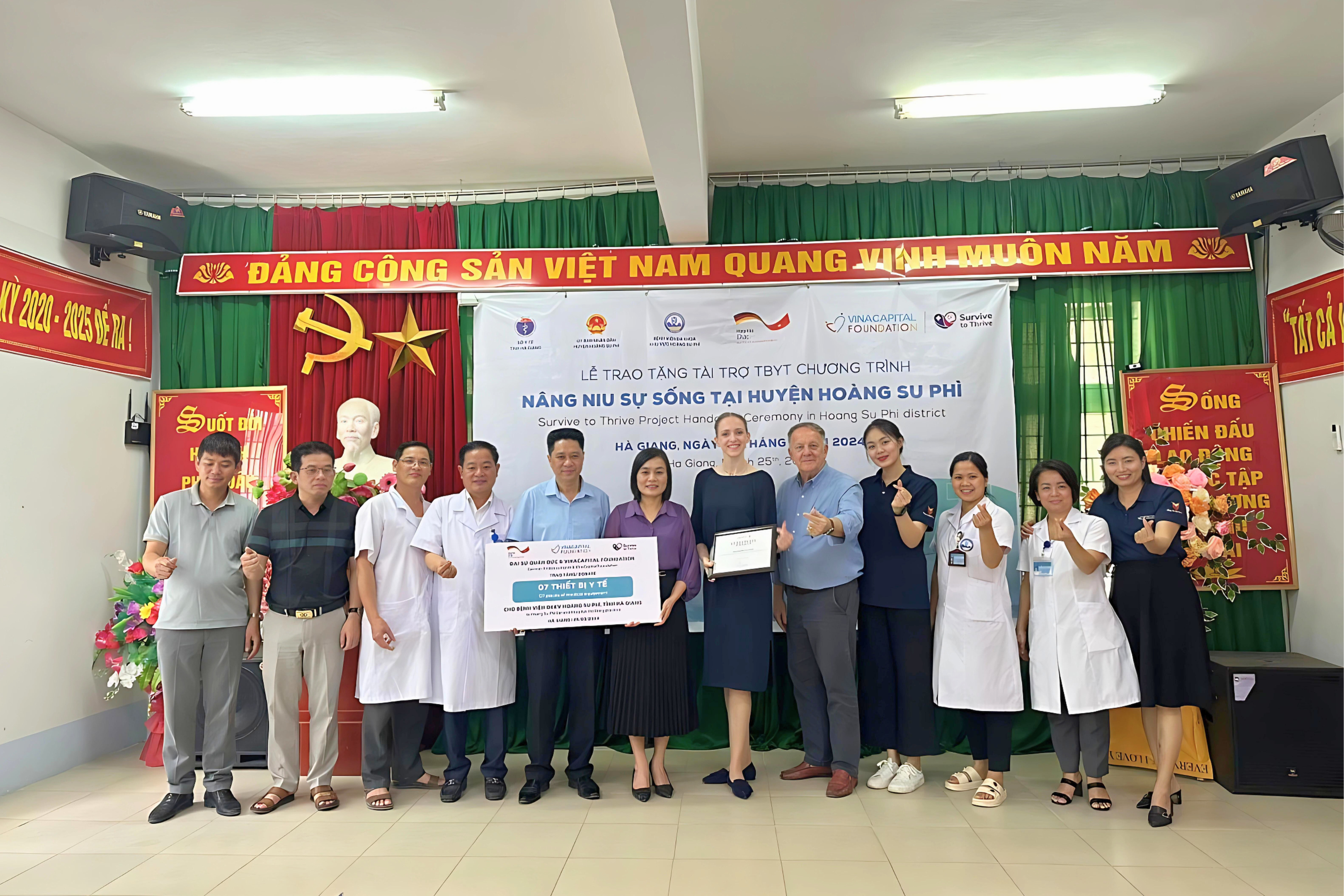 Đại sứ quán Cộng hòa Liên bang Đức trao tặng thiết bị y tế nhi – sơ sinh cho bệnh viện đa khoa khu vực Hoàng Su Phì