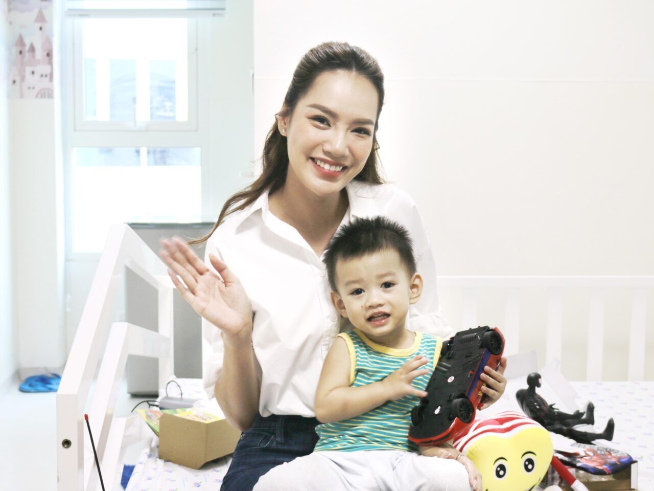 Heartbeat Vietnam and Miss Grand Vietnam 2023 Le Hoang Phuong visited a child who had just undergone congenital heart defect surgery