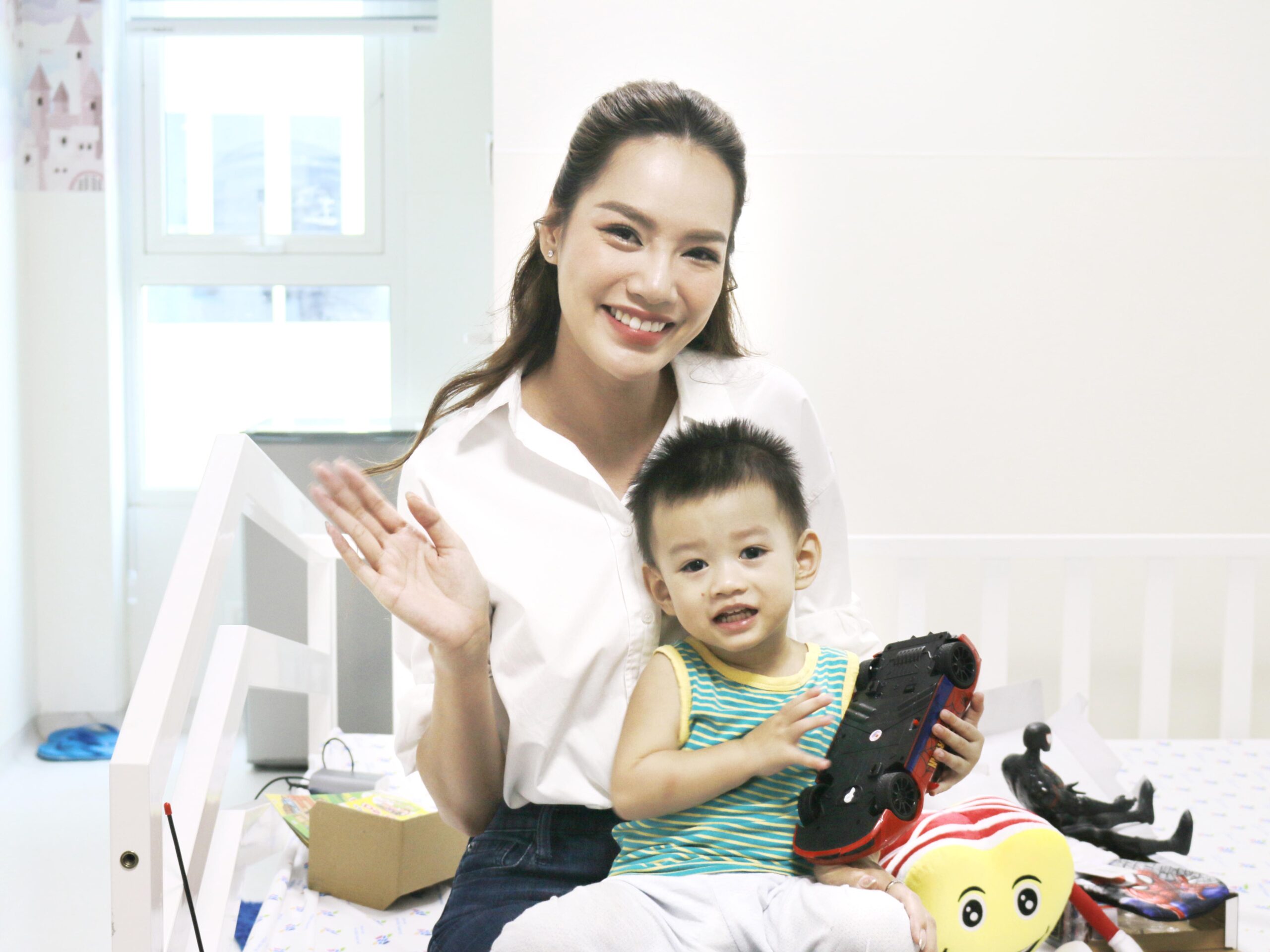 Nhịp tim Việt Nam và Hoa hậu Lê Hoàng Phương đến thăm một em nhỏ vừa được phẫu thuật tim bẩm sinh