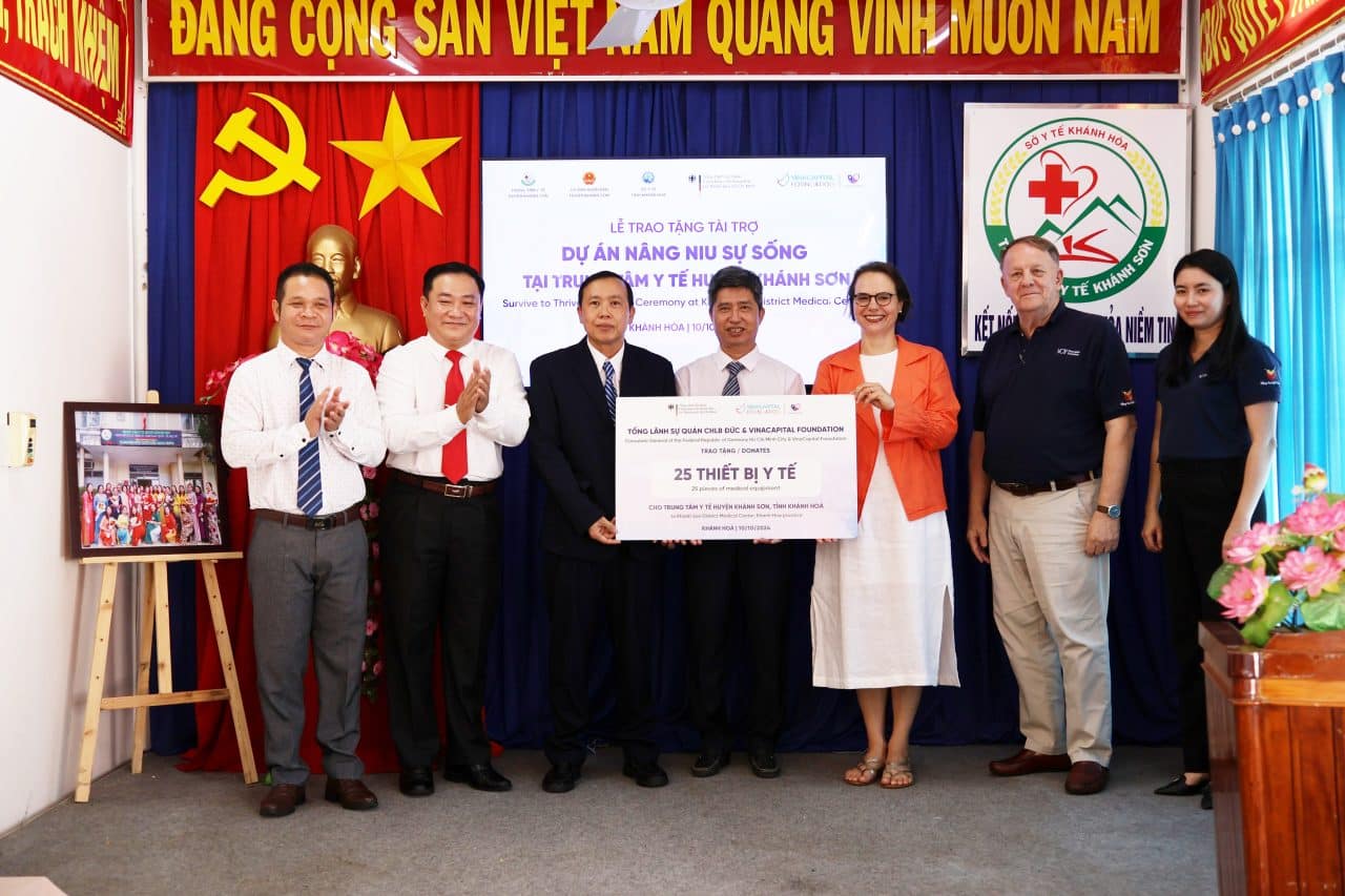 The German Consulate General and The VinaCapital Foundation handed over neonatal medical equipment in Khanh Hoa province