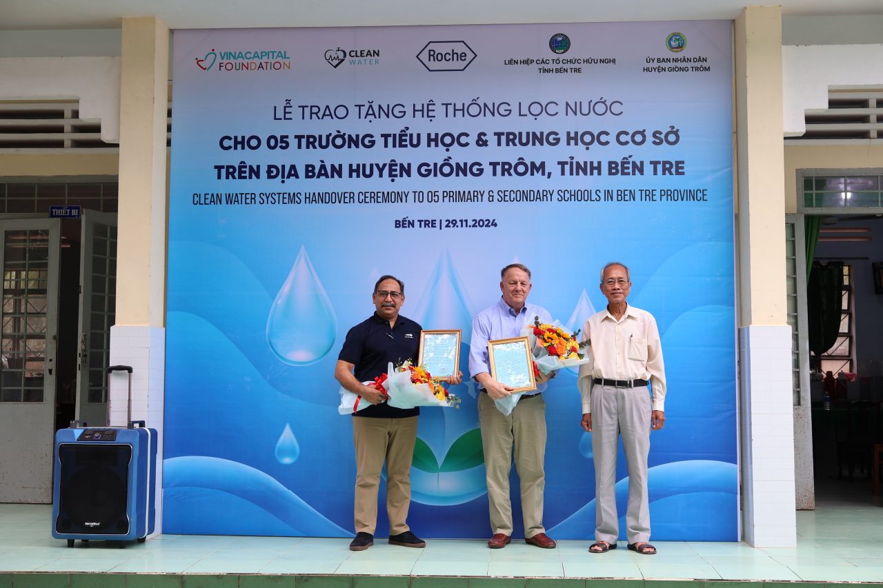 Handed over 5 clean water, Roche Vietnam, in collaboration with VinaCapital Foundation (VCF)