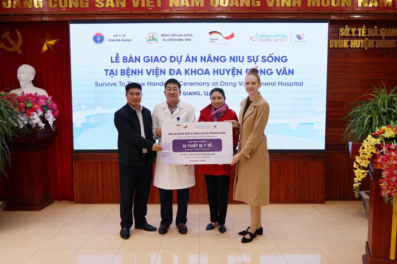 The German Embassy and VinaCapital Foundation donate medical equipment to Ha Giang hospitals to protect newborns