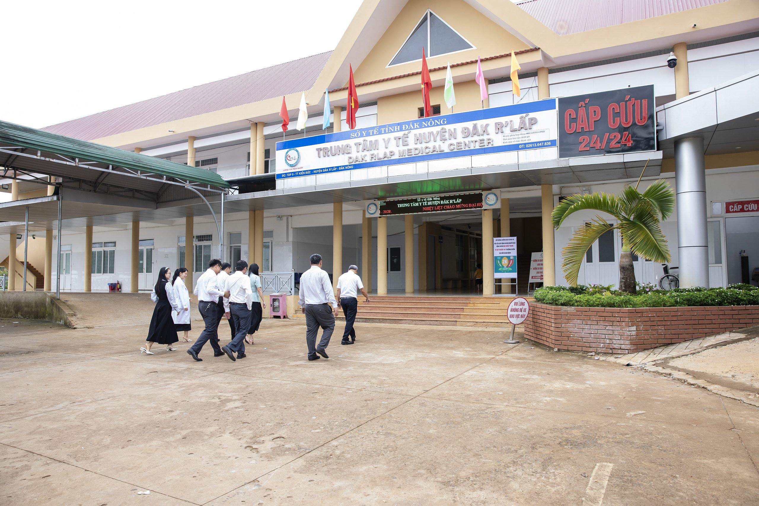 Survive to Thrive donates neonatal medical equipment and provides neonatal emergency training in Dak Nong Province