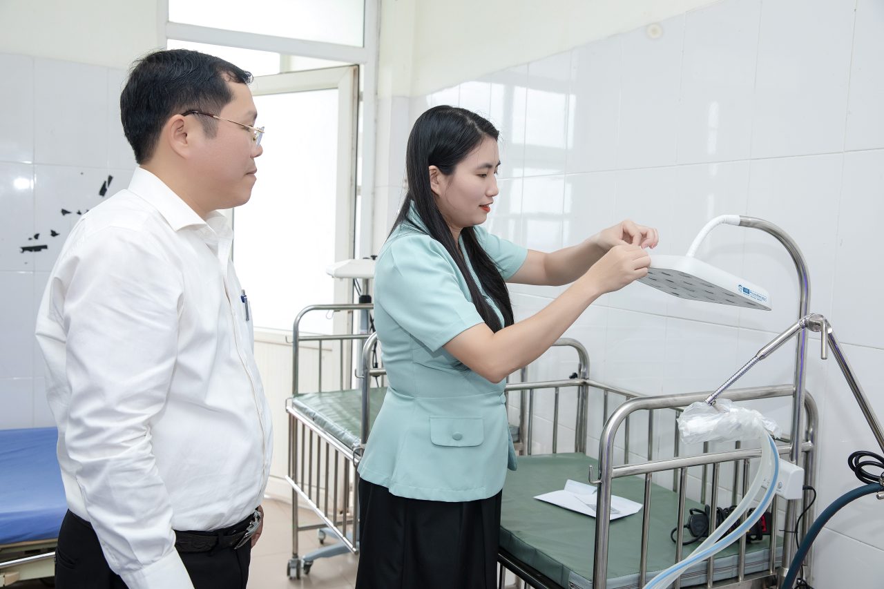 Survive to Thrive donates neonatal medical equipment and provides neonatal emergency training in Dak Nong Province