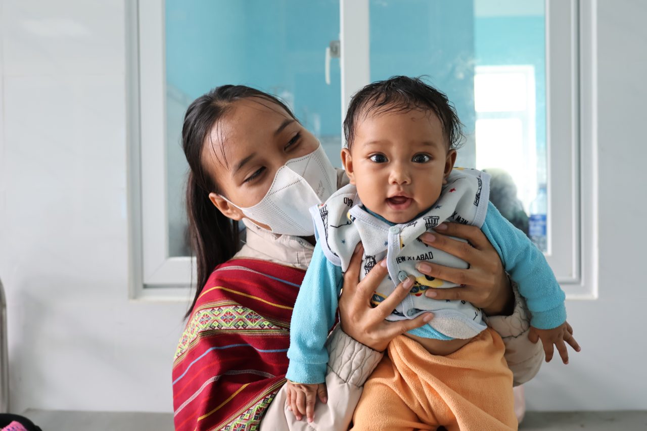VinaCapital Foundation and KMS Technology donate neonatal medical equipment and provide emergency neonatal resuscitation training in Nam Tra My District, Quang Nam Province