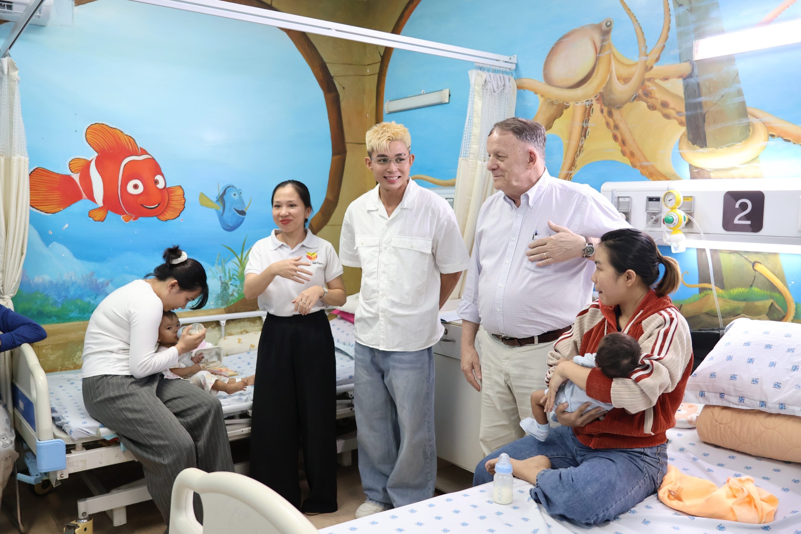 Artist Jun Pham and Heartbeat Vietnam spread love to little hearts