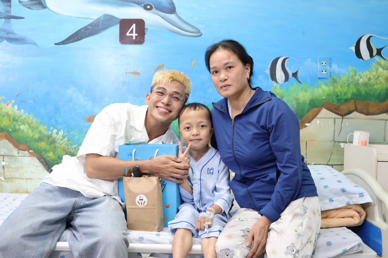 Artist Jun Pham and Heartbeat Vietnam spread love to little hearts