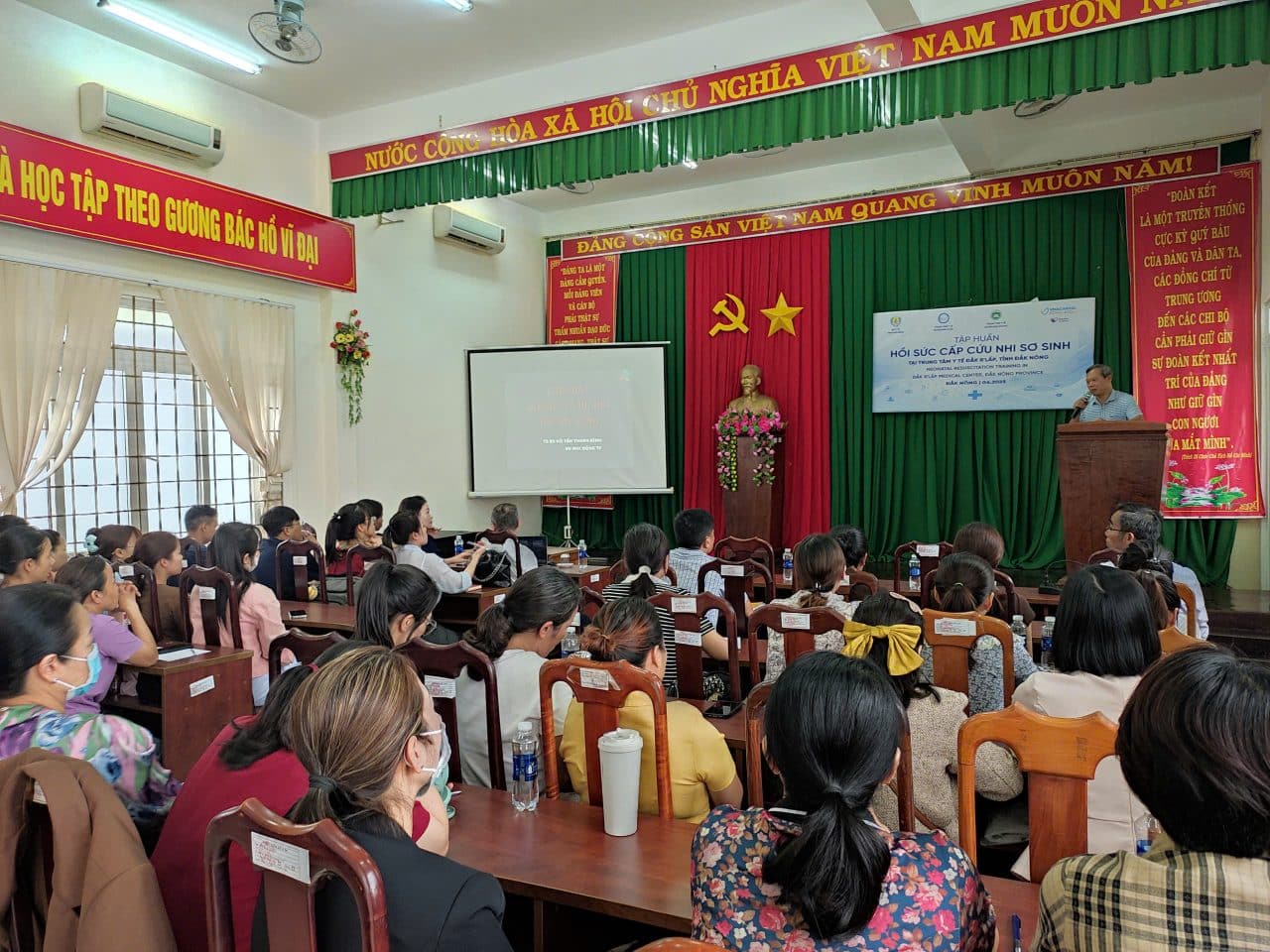 Training on neonatal intensive care unit in Dak Nong Province (now Lam Dong Province)