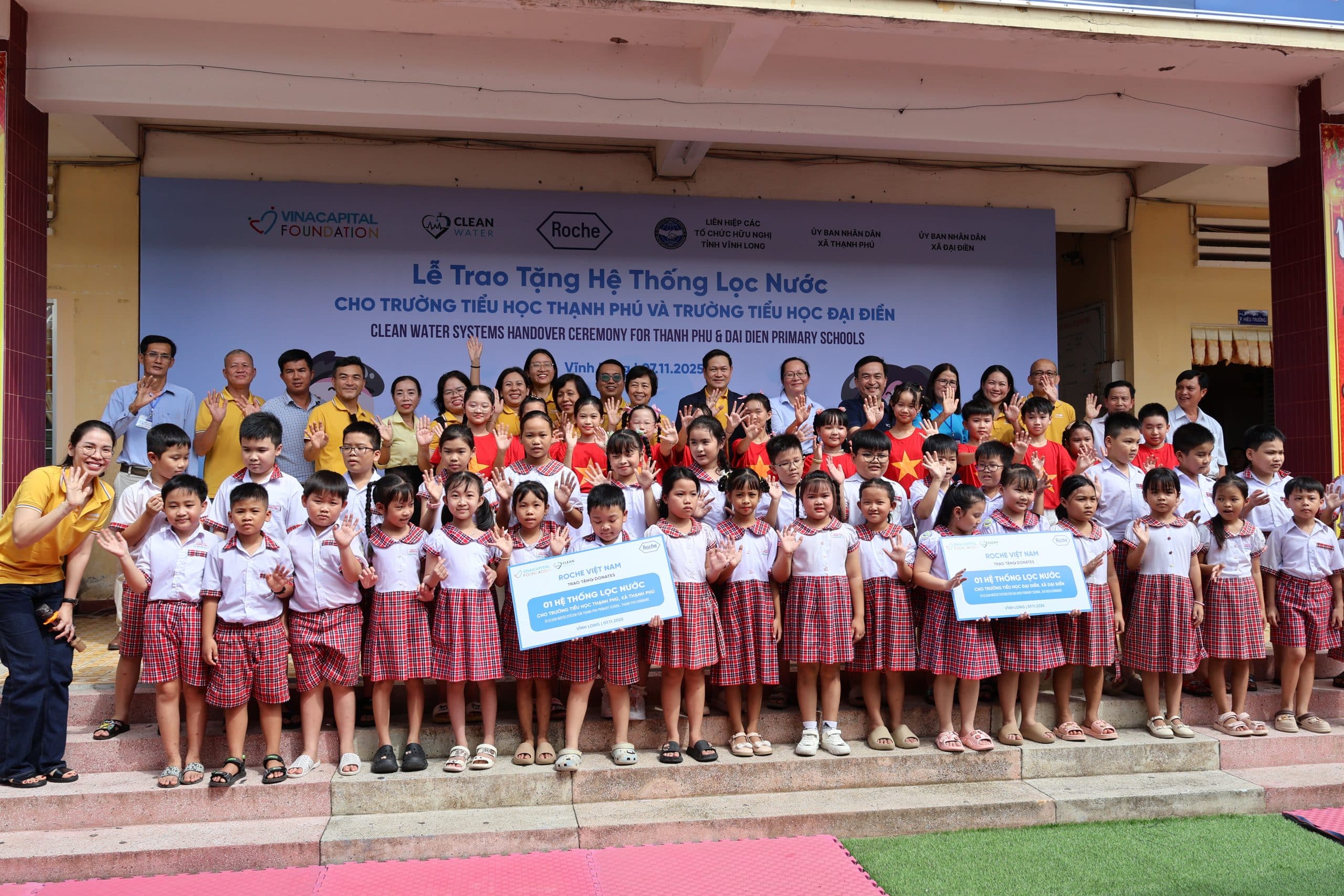 VinaCapital Foundation và Roche Việt Nam chung tay mang nước uống sạch đến cho trẻ em tỉnh Vĩnh Long
