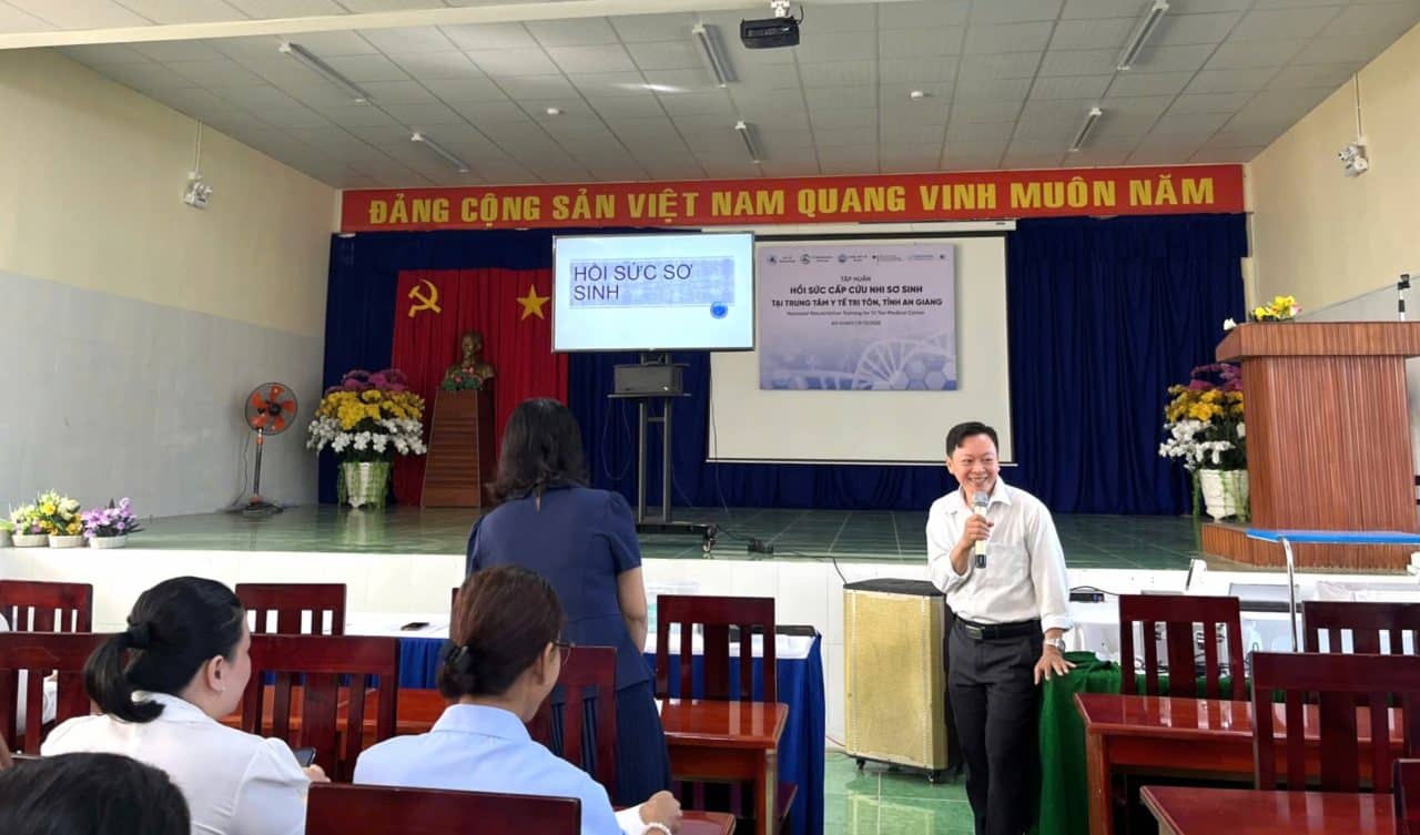 Chương trình Nâng niu Sự sống kết hợp cùng Bệnh viện Sản Nhi An Giang tổ chức tập huấn Hồi sức Cấp cứu Nhi Sơ Sinh tại Trung tâm Y tế Tri Tôn