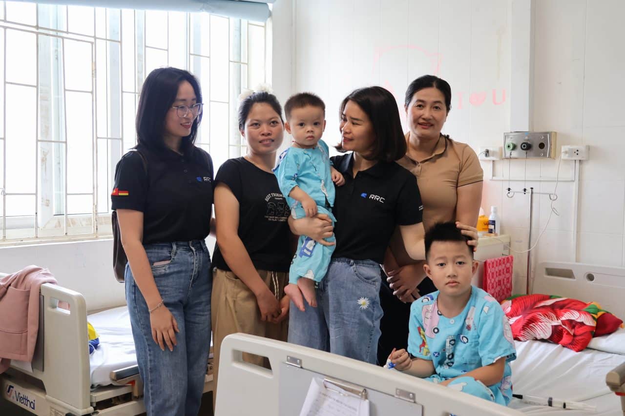 Giữa những lo toan của người mẹ, hy vọng đã đến kịp thời cho hai trái tim nhỏ
