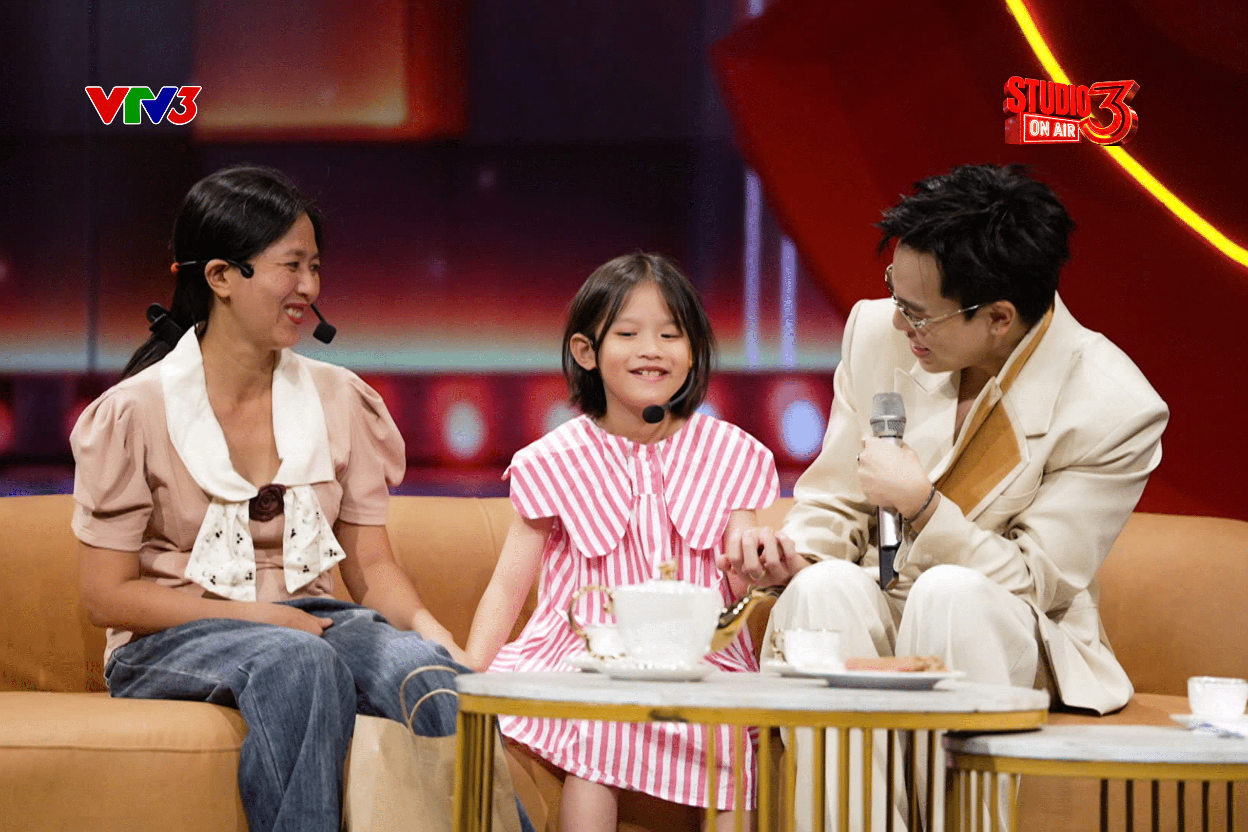 Little Nha Uyen and composer Hua Kim Tuyen meet again 5 years after her heart surgery