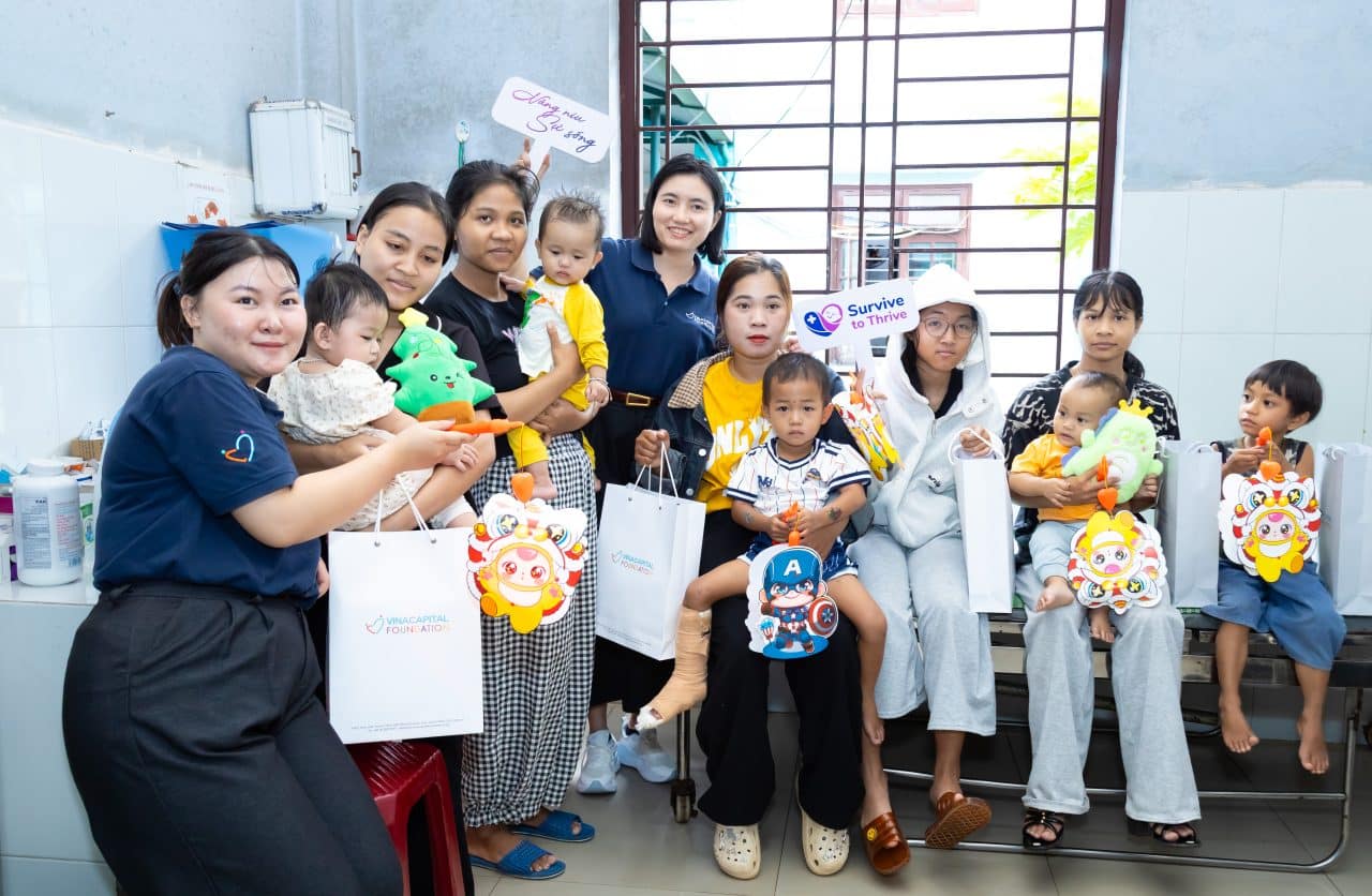 Gửi trao yêu thương qua những món quà cho các em nhỏ vùng cao